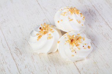 Tatlı lezzetli merengue ower ahşap arka plan