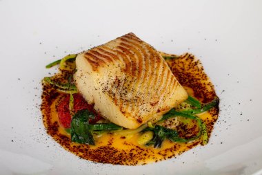 Baharat ile kavrulmuş balık halibut