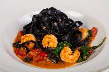 Siyah makarna karides ve domates sos ile