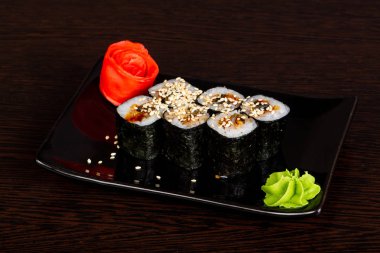 Yılan balığı ile Japon geleneksel rulo