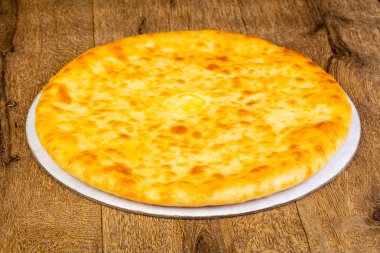 Ahşap arka plan üzerinde geleneksel Osetya pasta