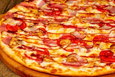 Sosis ve peynir pizza