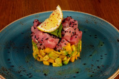 Ton balıklı tartar avokado ve limon ile