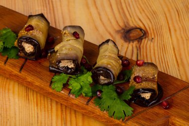 Peynir ile doldurulmuş patlıcan rulo