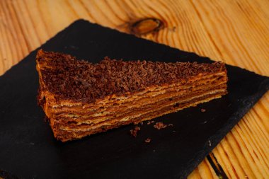 Bal ile lezzetli katmanlı kek