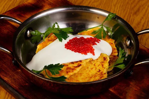 赤キャビア添えジャガイモのパンケーキ — ストック写真