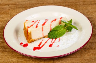 Nane yaprakları ile klasik cheesecake