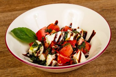 Beyaz peynirli geleneksel Yunan salatası