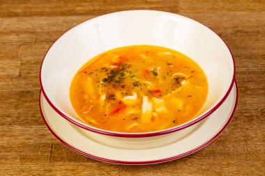 Bitki ve baharatlı tavuk çorbası.