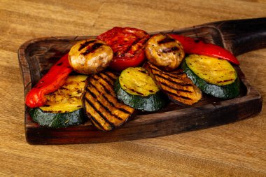 Izgara sebze plaka patlıcan, domates, biber, kabak, patates