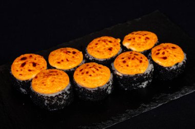 Soslu pişmiş Japon rulo