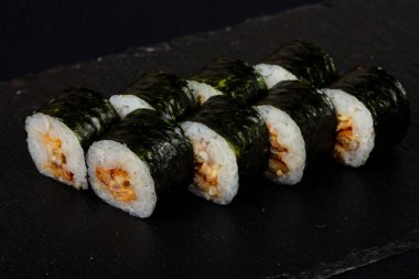 Yılan balığı ile Japon soğuk rulo