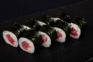Ton balığı ile Japon soğuk rulo