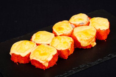 Soslu pişmiş Japon rulo