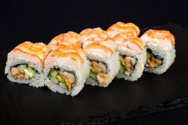 Yılan balığı ile Japon soğuk rulo