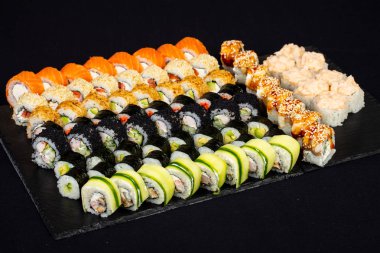 Japonca set balık ve pirinç ile rulo