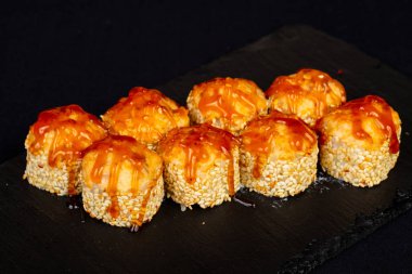 Soslu pişmiş Japon rulo