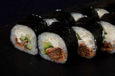 Japon soğuk rulo somon ile