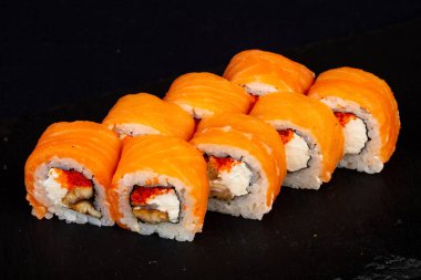 Japon soğuk rulo somon ile