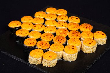 Japonca set balık ve pirinç ile rulo