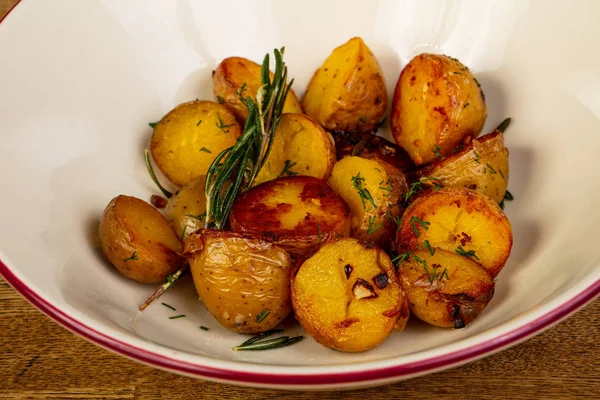 Geroosterde Aardappel Met Rozemarijn Kom — Stockfoto