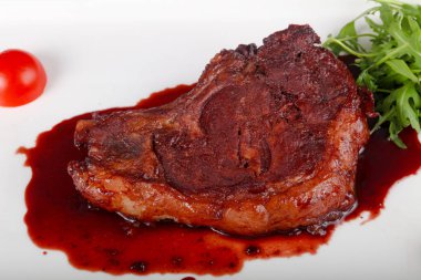 Böğürtlen soslu biftek.