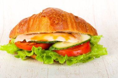 Kruvasan tavuk ve domates ile