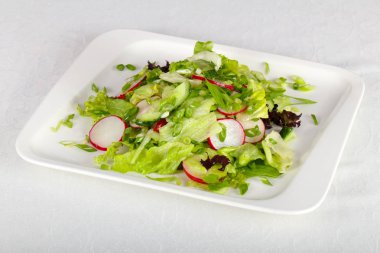 Turp, salatalık ve soğan ile diyet salata