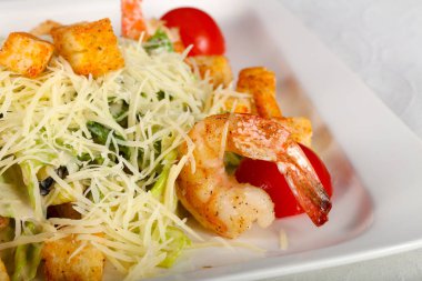 Karides ve parmesan peynirli Sezar salatası.