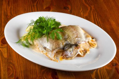 Mantar ve sos ile doldurulmuş alabalık