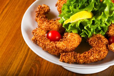 Limon ve otlar susam karides tempura servis