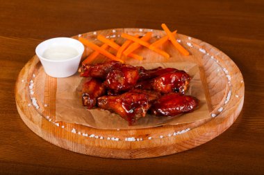 Tavuk kanatları Barbekü sos