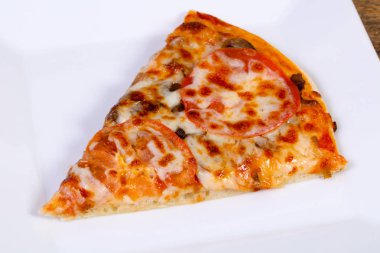 Peynir ve domates mantarlı pizza