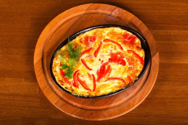 Omlet pastırma, domates ve biber ile