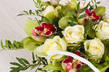 Diğer çiçeklerle birlikte taze güller.