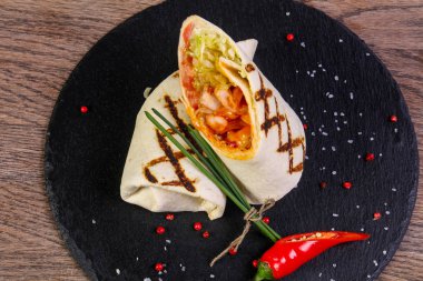 Tavuk ile biber hizmet tortilla rulo