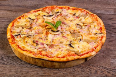 Jambon ve mantar pizza fesleğen hizmet