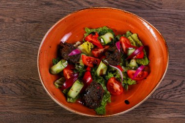 Karaciğer ve sebze salatası