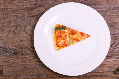 Sıcak Pepperoni pizza peyniri ve domates ile