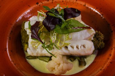 Salata yaprakları ile haşlanmış FITH