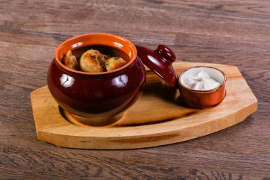 Krem ve otlar ile kavrulmuş köfte