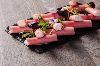 Ham plaka üzerinde peynir rulo dolması