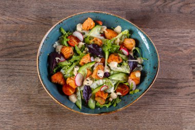 Izgara somon ve salatalık salatası