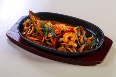 Deniz ürünleri makarna pan sos ile