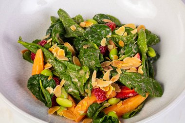 Meyve salatası mushmulla ve otlar