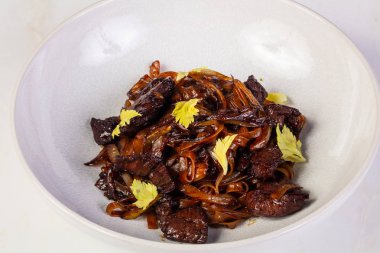 Soba ile sığır eti ve kereviz yaprakları