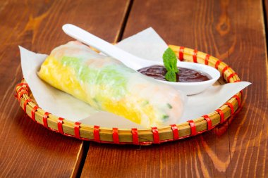 Soğuk bahar rulo karides ve sos ile