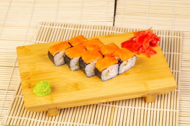 Lezzetli yengeç rulo havyar ile