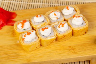 Krem peynir ve havyar ile lezzetli chakin suşi rulo