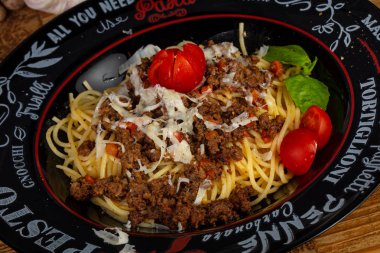 Sebze ile lezzetli bolognese çanak